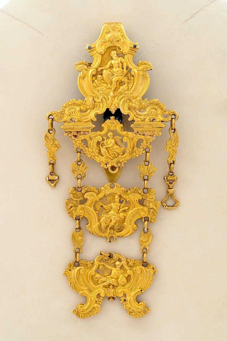 Gold Chatelaine, used to carry keys, belonging to Margaret Tilghman Carroll. Made by James Hunt in the George III-style in London, England, circa 1770.