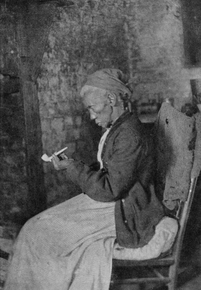 An elderly, formerly enslaved woman named Aunt Lucy, at nearly 100 years old in 1915. She was enslaved for fifty years (1815 – 1865) at the Hermitage Plantation in Alabama.